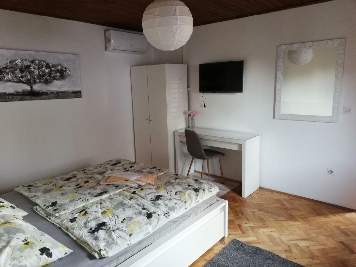 Sobe Zimmer Rooms Nika Tusilovic Exterior photo